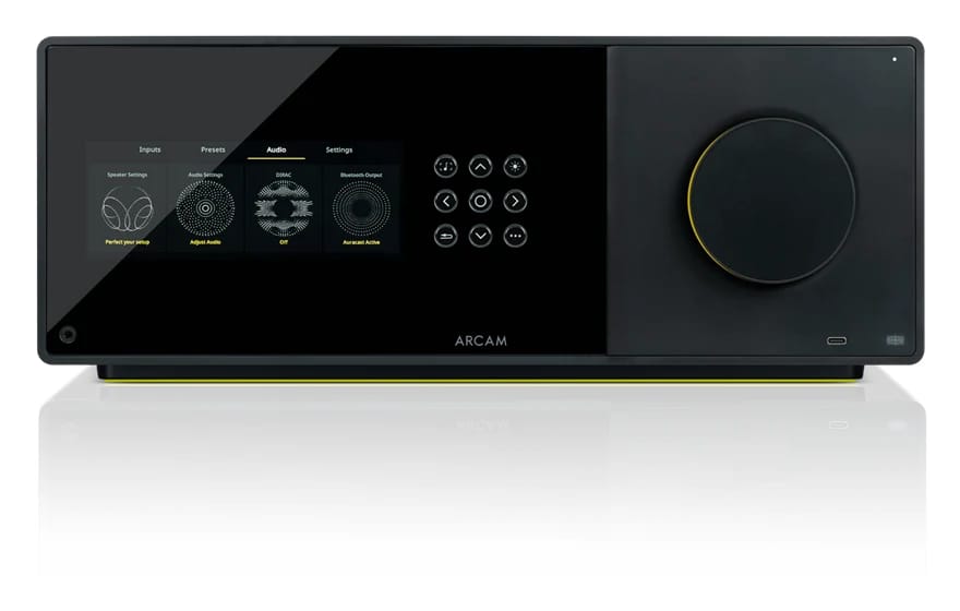 ARCAM Radia AVA25 mit Menü auf dem Farbdisplay