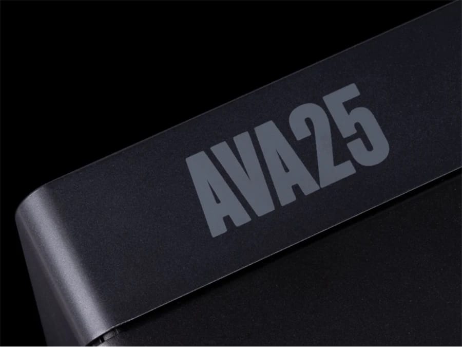 Modellschriftzug auf dem Gehäuse des ARCAM Radia AVA25