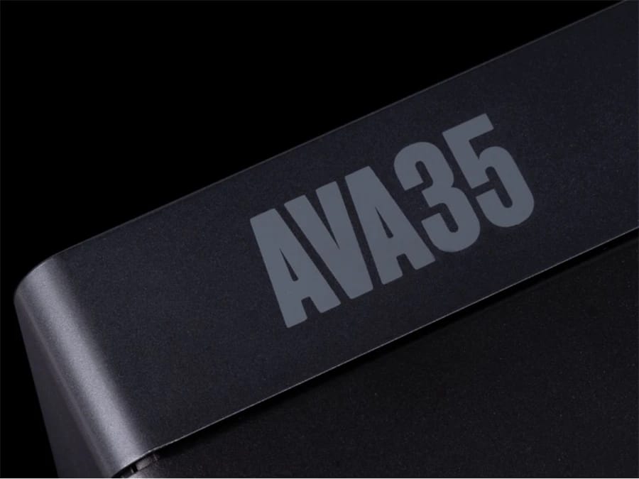 Modellschriftzug auf dem Gehäuse des ARCAM Radia AVA35