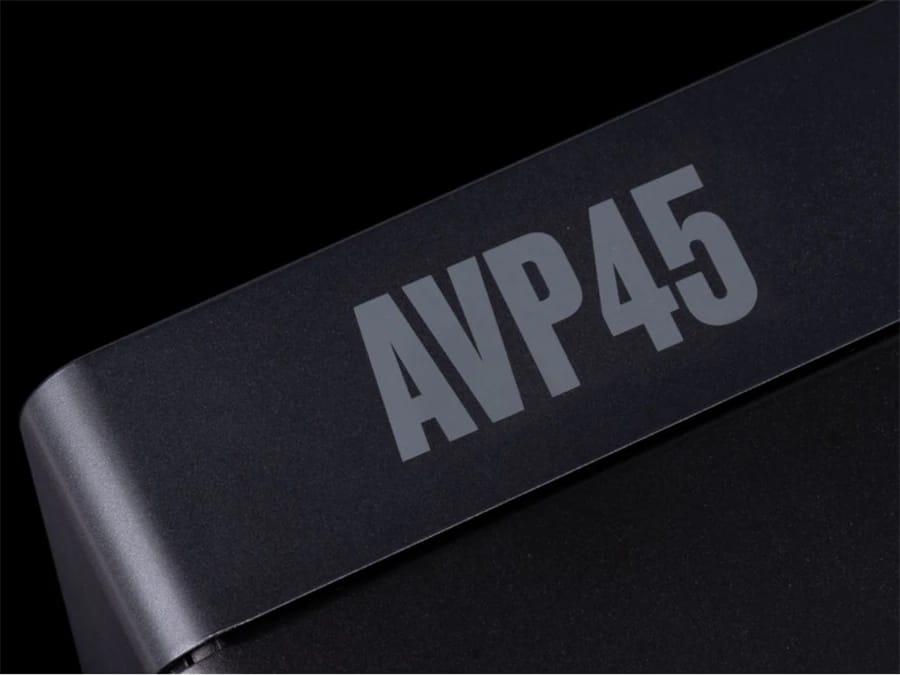 Modellschriftzug auf dem Gehäuse des ARCAM Radia AVP45