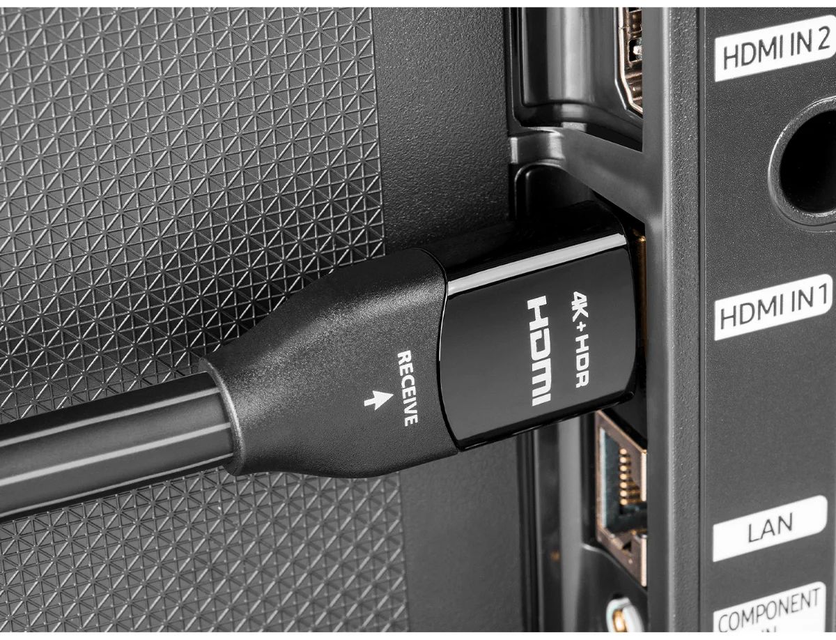 AudioQuest Pearl 18 HDMI-Kabel an einem Gerät eingesteckt