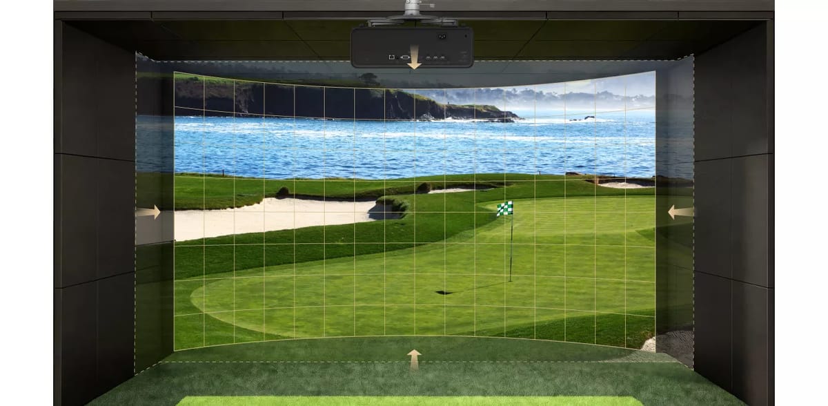 Golfsimulator mit Bildanpassung an eine gebogene Leinwand.