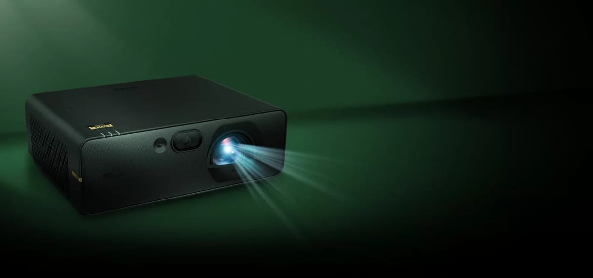 BenQ AK800ST 4K Laser Beamer in einem dunklen Raum.