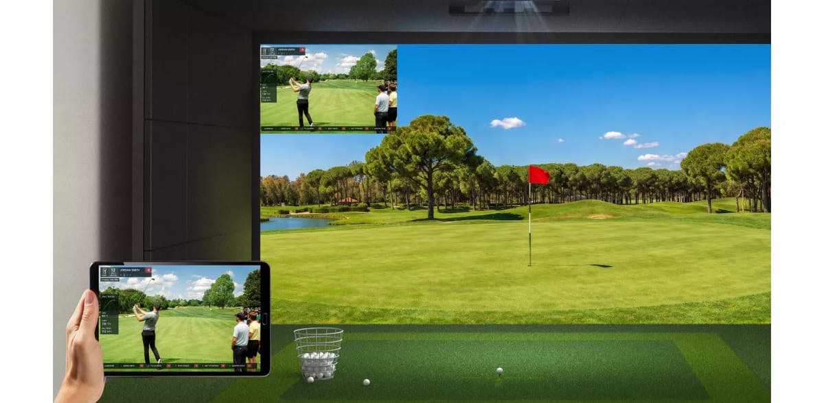 Golfsimulator mit Bild-in-Bild-Anzeige und Smartphone.