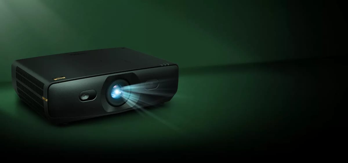 BenQ AK900ST 4K Laser Beamer in Schwarz.