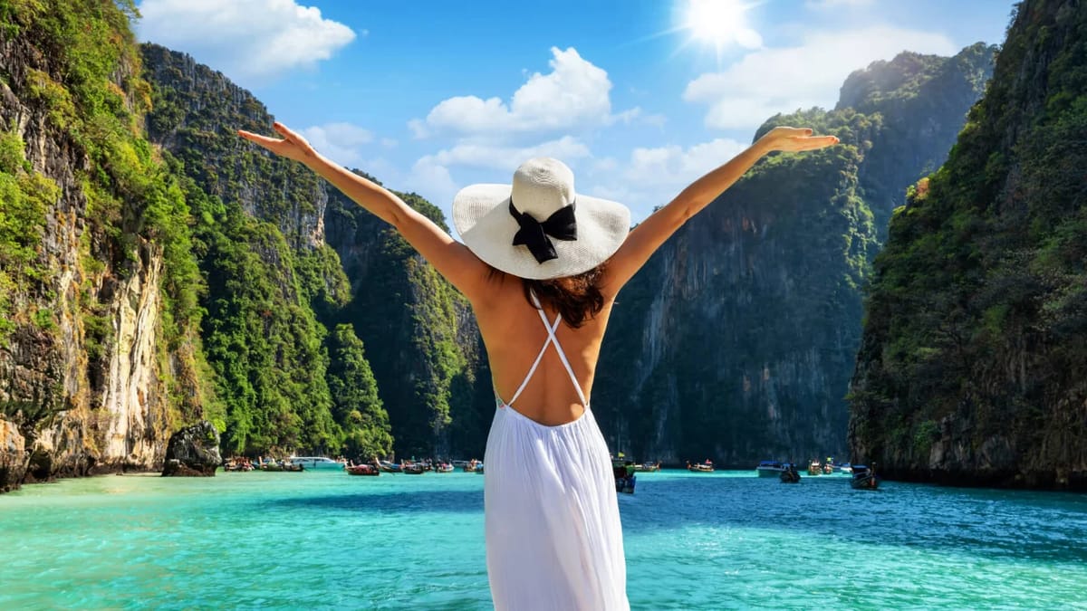 Bildbeispiel mit Frau am Meer vor Felsen