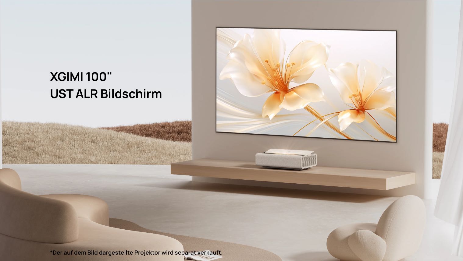 Wohnzimmer mit Leinwand und Beamer.