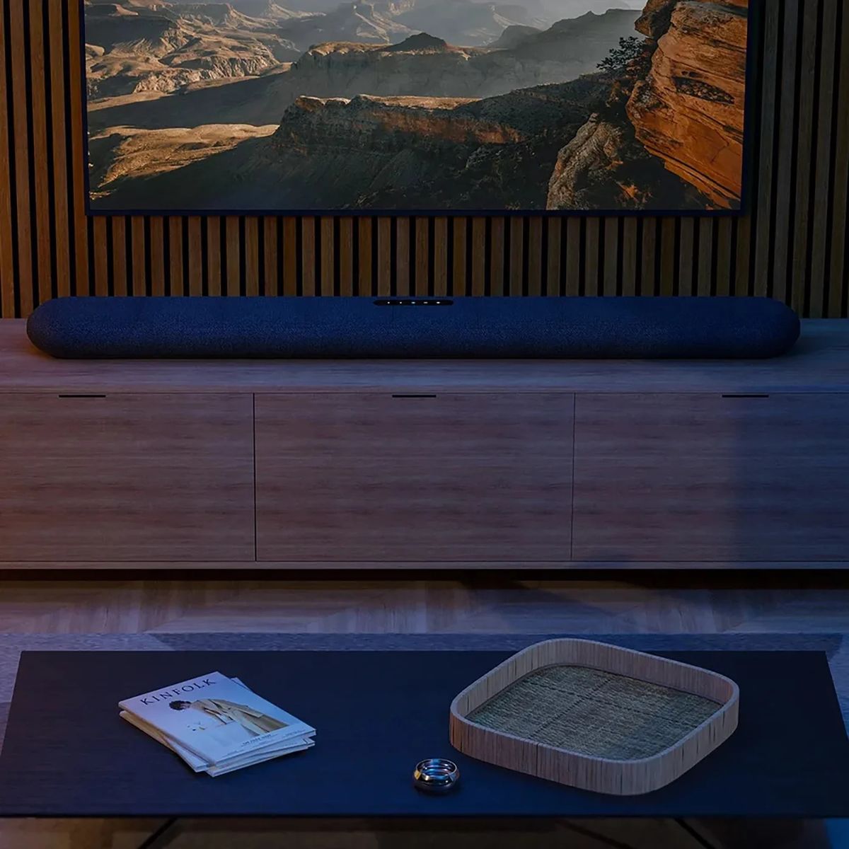 PULSE CINEMA auf einem Lowboard unter dem Fernseher.