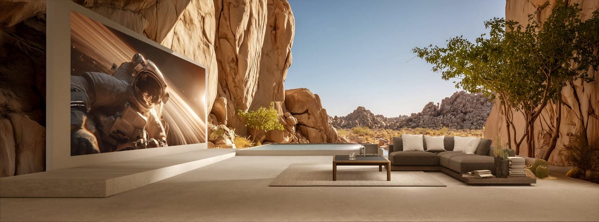 Outdoor-Kino mit Beamer in Wüstenlandschaft.