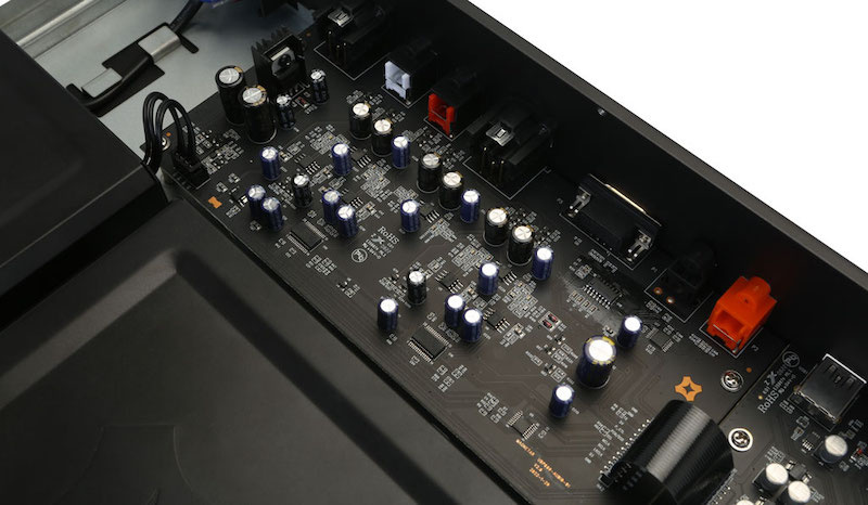 Beamer-Innenansicht mit elektronischen Komponenten.