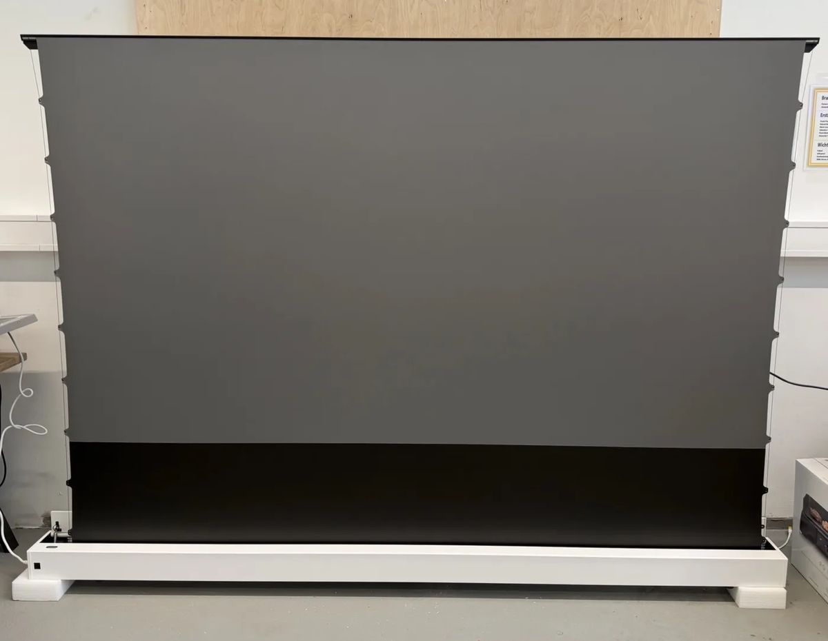 B-Ware celexon CLR HomeCinema Plus 100 Zoll weiß ausgefahren bei unserer Prüfung
