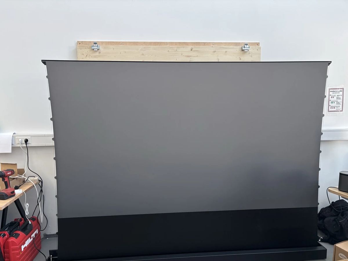 B-Ware celexon CLR HomeCinema Plus 110 Zoll schwarz ausgefahren bei unserer Prüfung