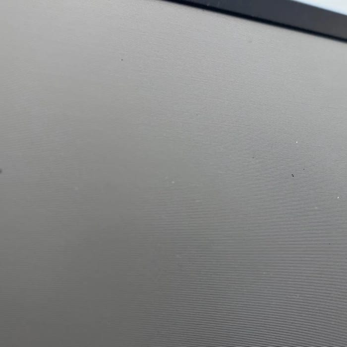 Verunreinigung oben rechts im Tuch der Bodenleinwand