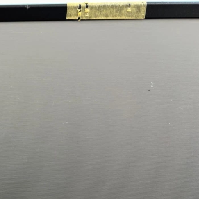 Kleine Delle oben im Tuch der Bodenleinwand