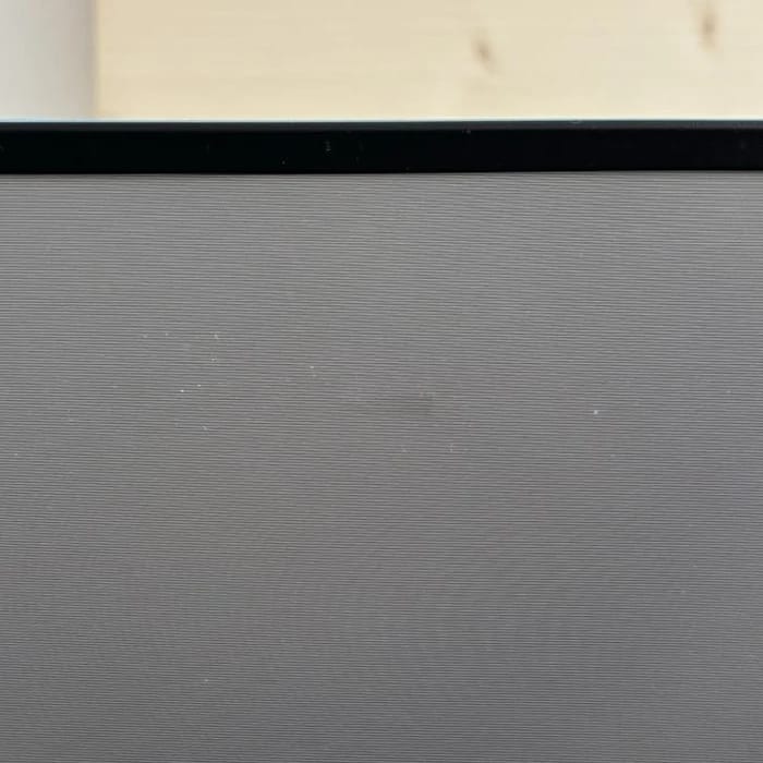 Kleiner Fleck oben links im Tuch der Bodenleinwand