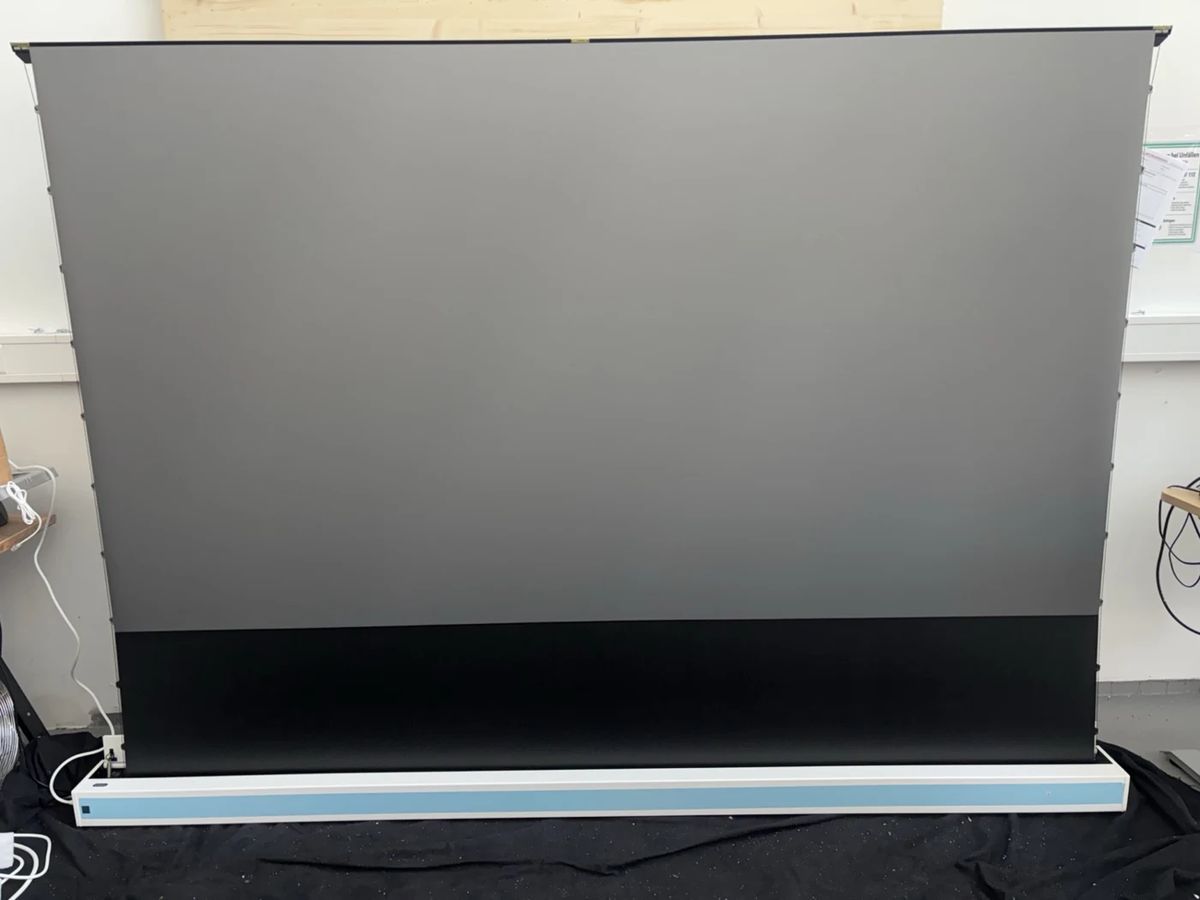 B-Ware celexon CLR HomeCinema Plus 110 Zoll weiß ausgefahren bei unserer Prüfung