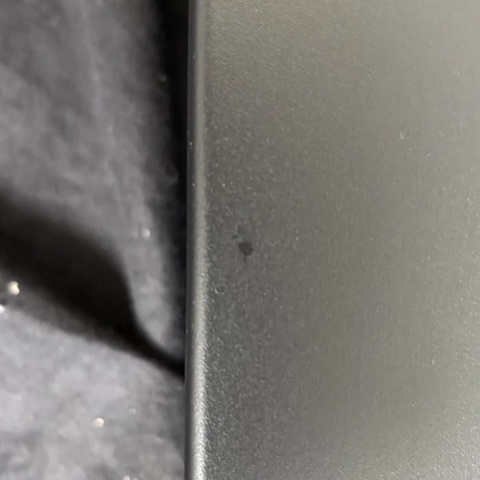 Kleiner Fleck auf der Oberseite des schwarzen Gehäuses