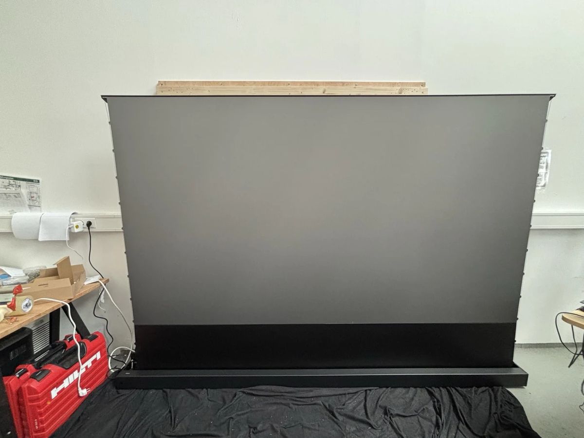 B-Ware celexon CLR HomeCinema Plus 120 Zoll schwarz ausgefahren bei unserer Prüfung