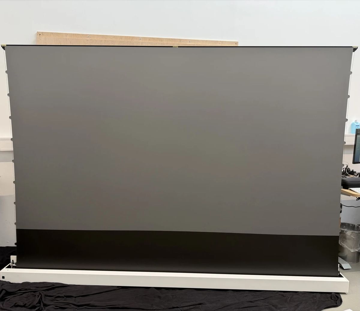 B-Ware celexon CLR HomeCinema Plus 120 Zoll weiß ausgefahren bei unserer Prüfung