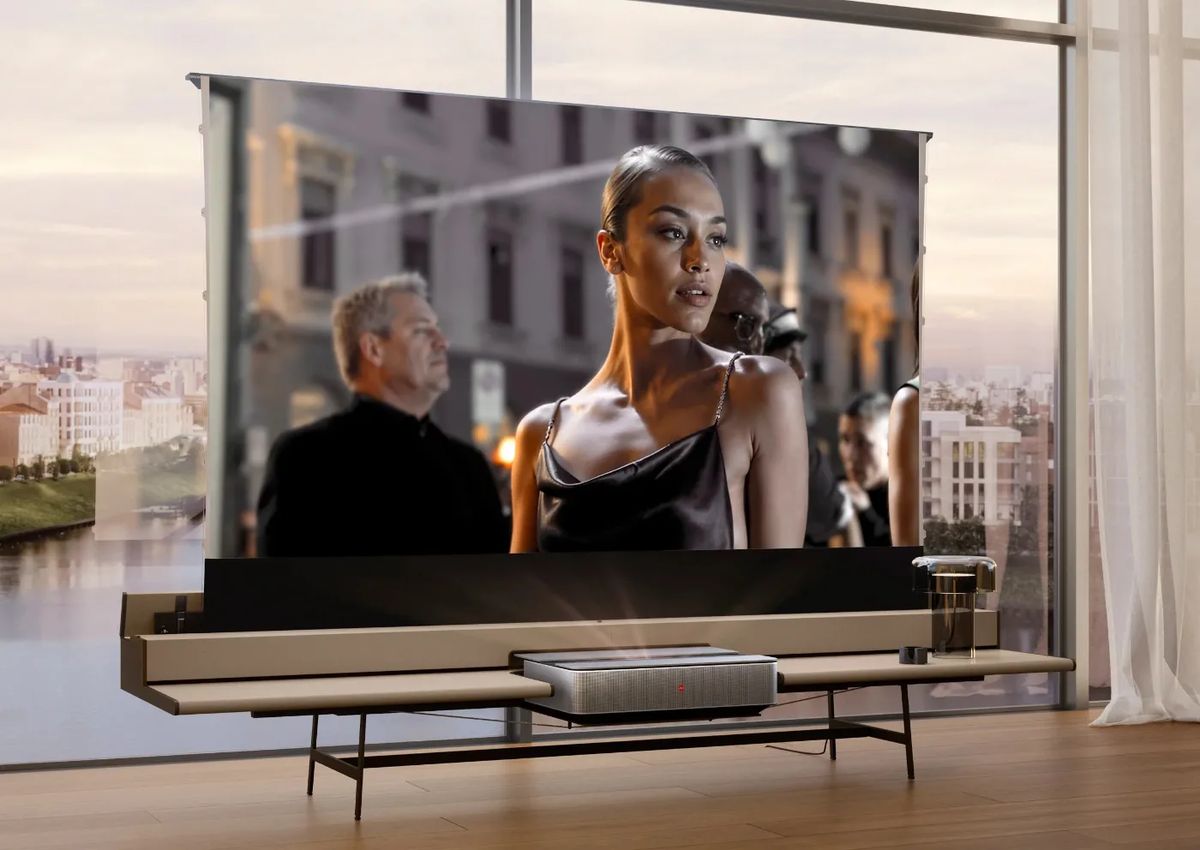 celexon CLR HomeCinema Plus im Wohnzimmer mit Laser-TV auf dem Lowboard