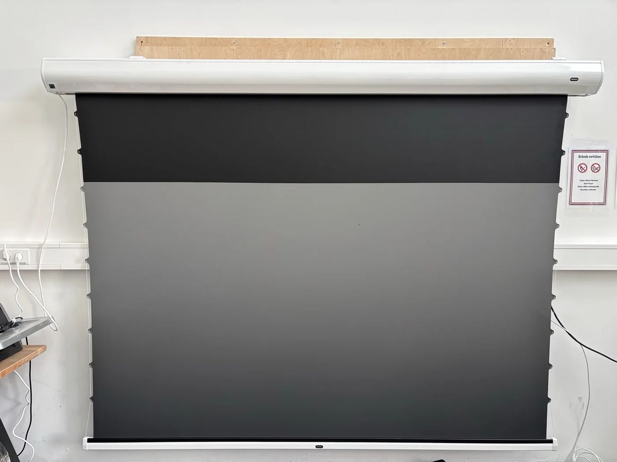 B-Ware celexon CLR HomeCinema Plus Motorleinwand 100 Zoll weiß ausgefahren bei unserer Prüfung