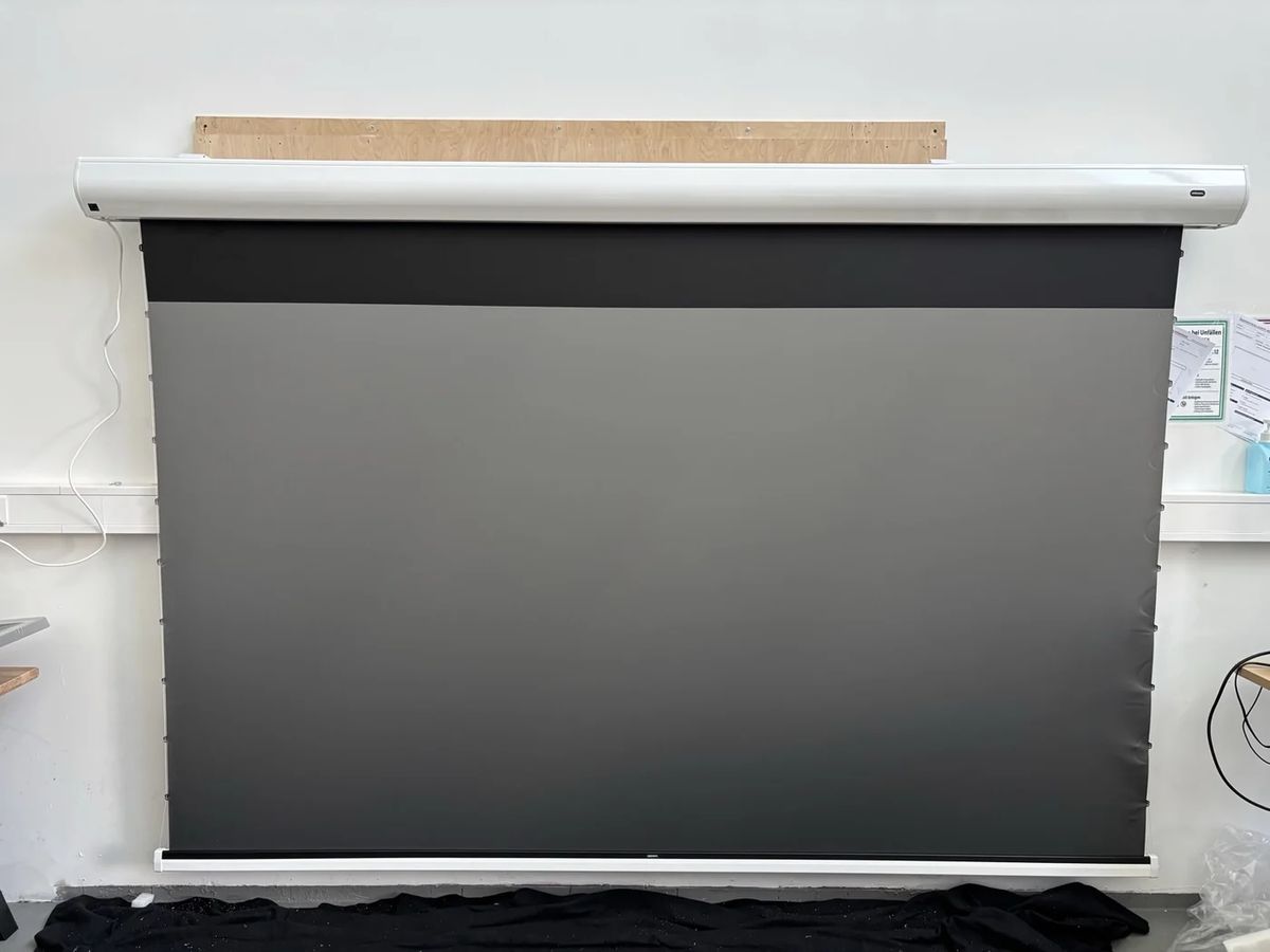 B-Ware celexon CLR HomeCinema Plus Motorleinwand 120 Zoll weiß ausgefahren bei unserer Prüfung
