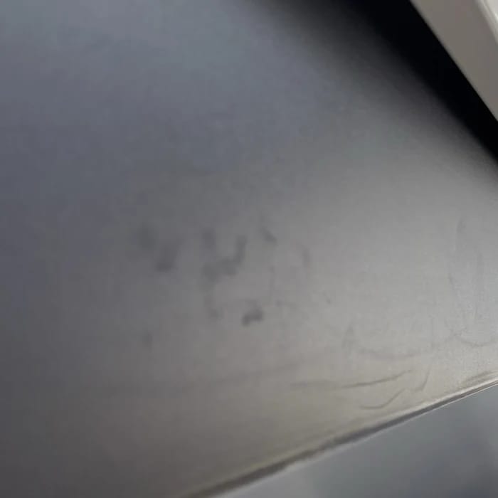 Leichte Verunreinigung im schwarzen Vorlauf oben rechts am Tuch