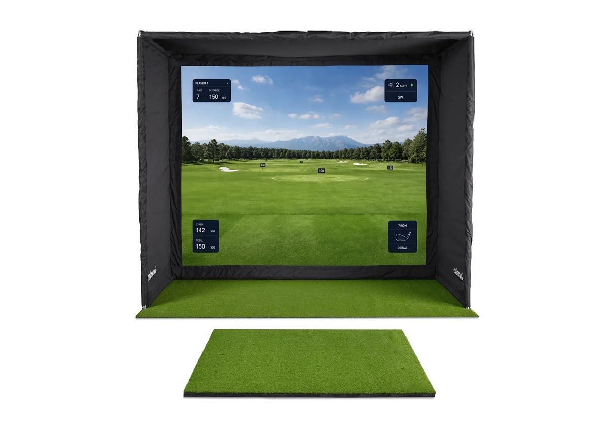 celexon FAIRWAY Professional Golf Simulator von vorn mit Abschlagmatte
