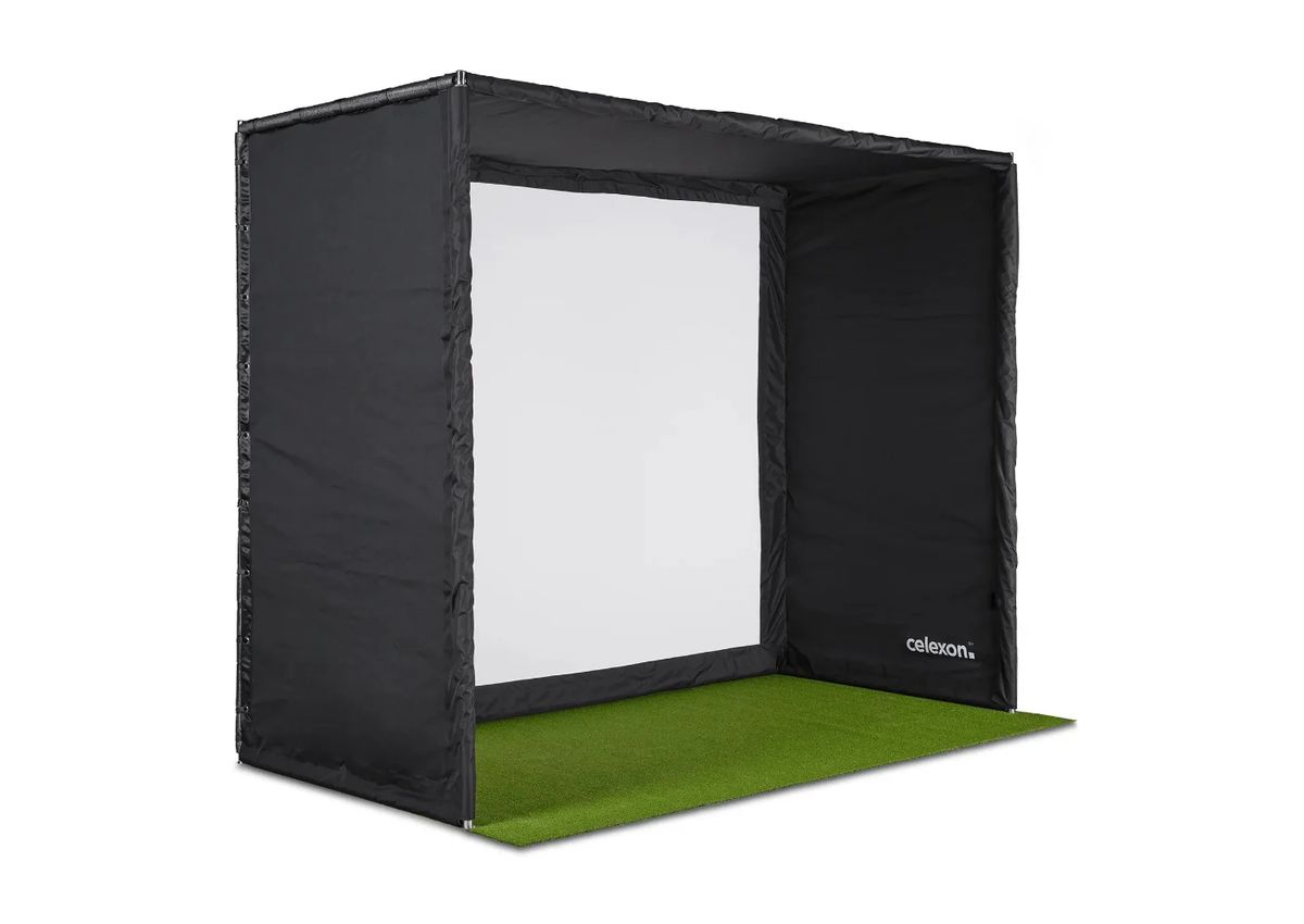 celexon FAIRWAY Professional Golf-Simulator-Gehäuse mit weißem Impact-Tuch und Rasenfläche