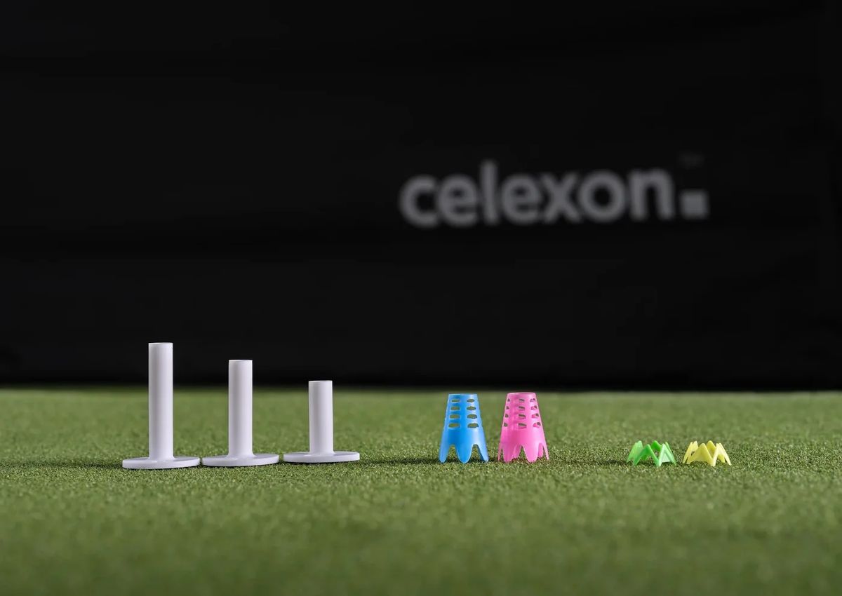 Gummitees, Tower Tees und Kronen Tees auf dem Rasen des celexon FAIRWAY Professional
