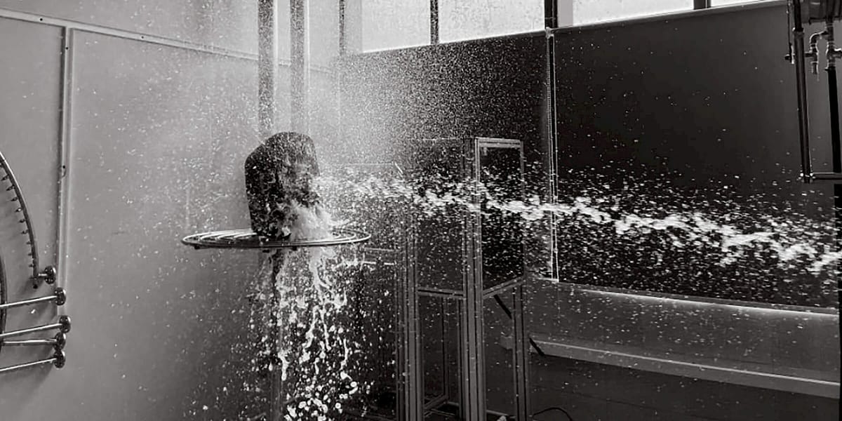 Wasserstrahl trifft auf einen drehenden Kopf.