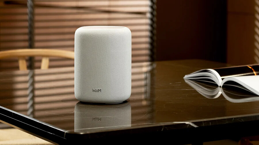 Weißer Lautsprecher auf einem Tisch.