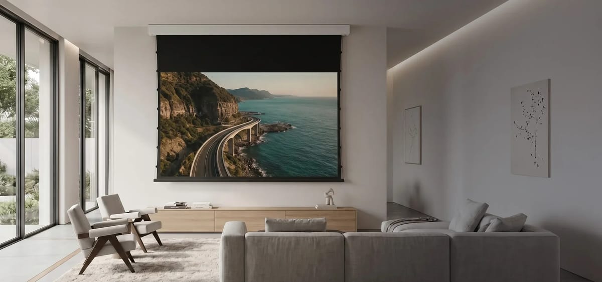 Modernes Wohnzimmer mit Beamer und Leinwand.