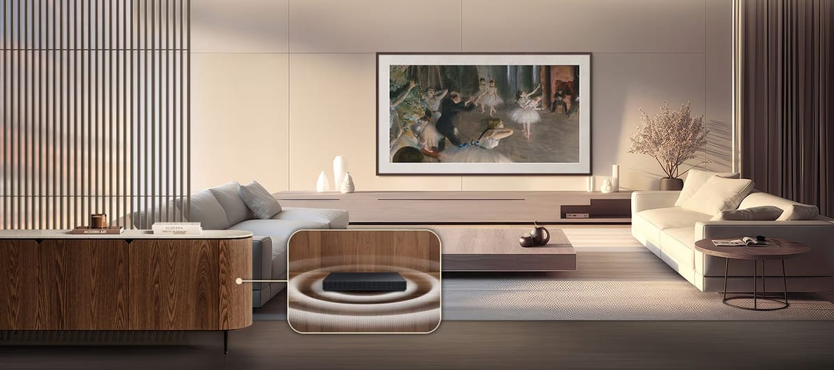 Modernes Wohnzimmer mit Kunstwerk und Beamer.