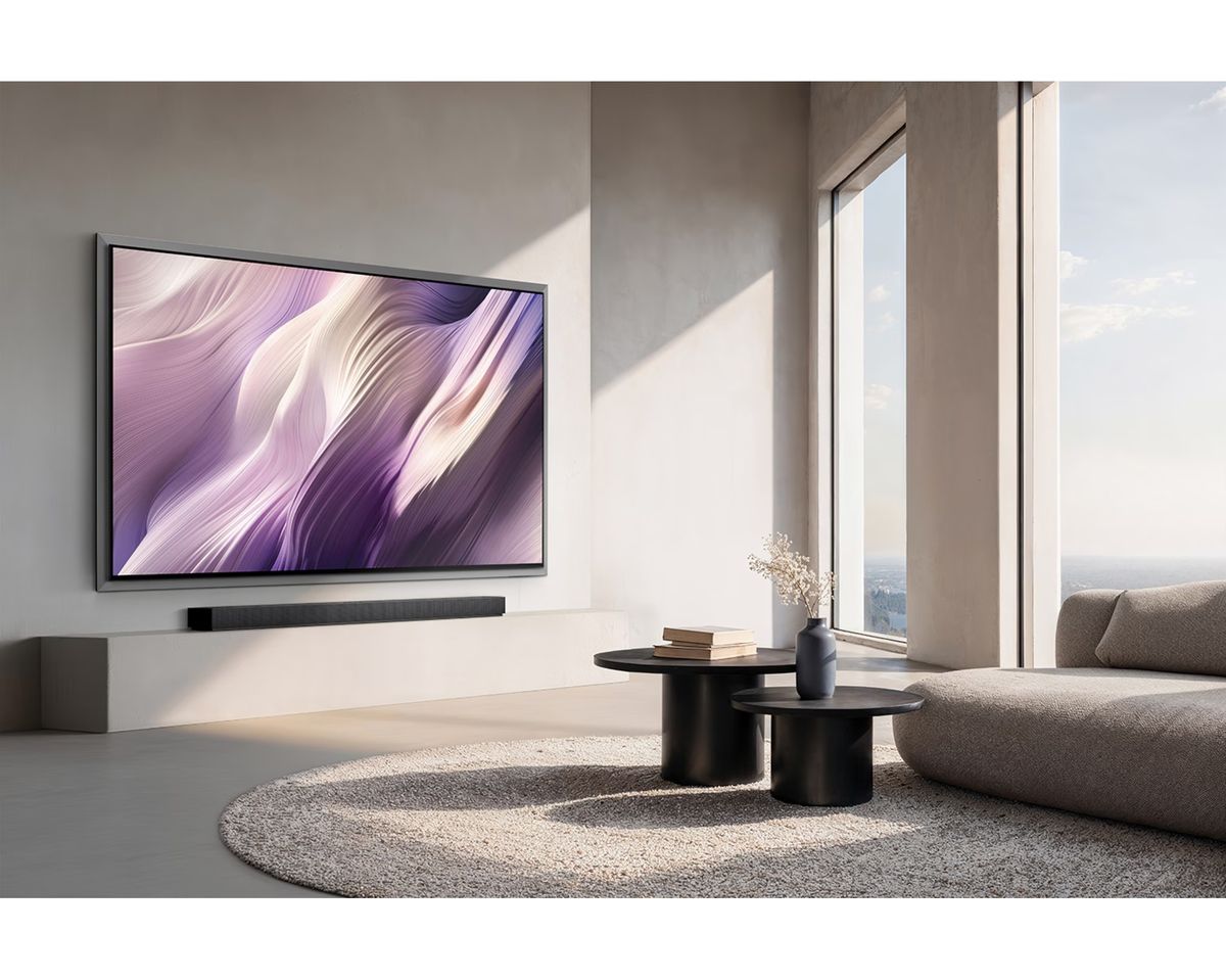Modernes Wohnzimmer mit großem Fernseher und Sofa.