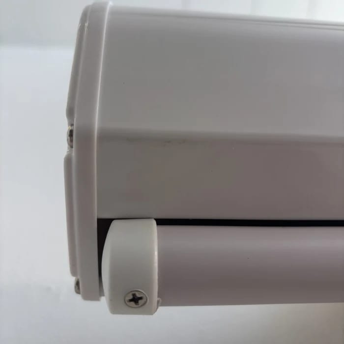 Weiterer kleiner Kratzer links am Gehäuse