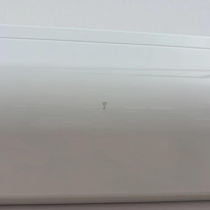 Kleiner Kratzer oben am Gehäuse, rechts der Mitte