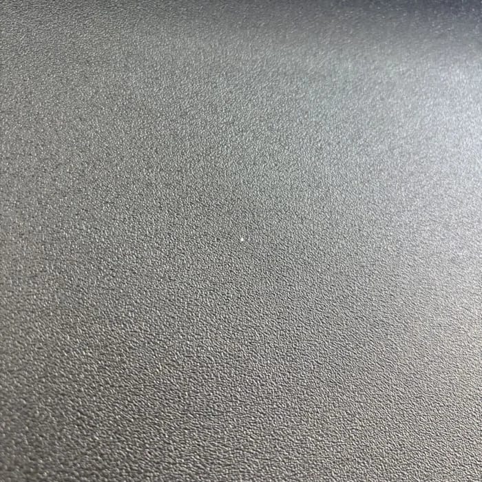 Kleiner Fleck im schwarzen Vorlauf direkt unter dem Gehäuse