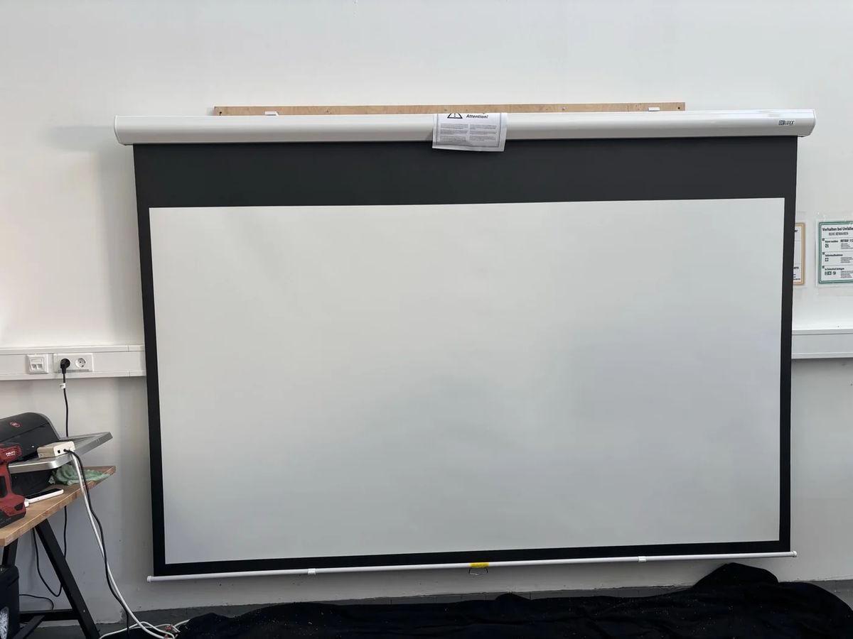 B-Ware DELUXX Advanced Slowmotion Rolloleinwand 120 Zoll bei unserer Prüfung