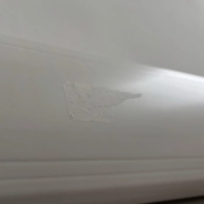 Kleiner Kleberest auf dem Gehäuse
