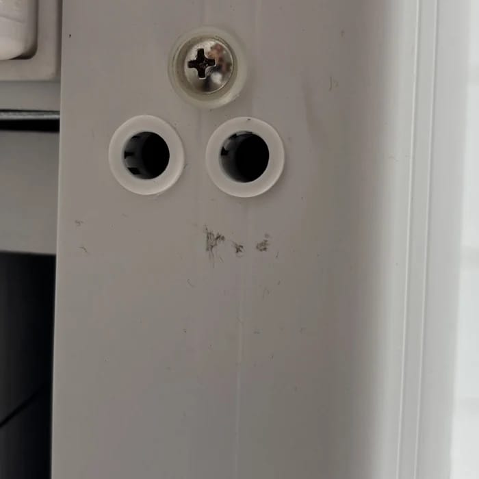 Dunkle Flecken an der linken Seitenkappe des Gehäuses