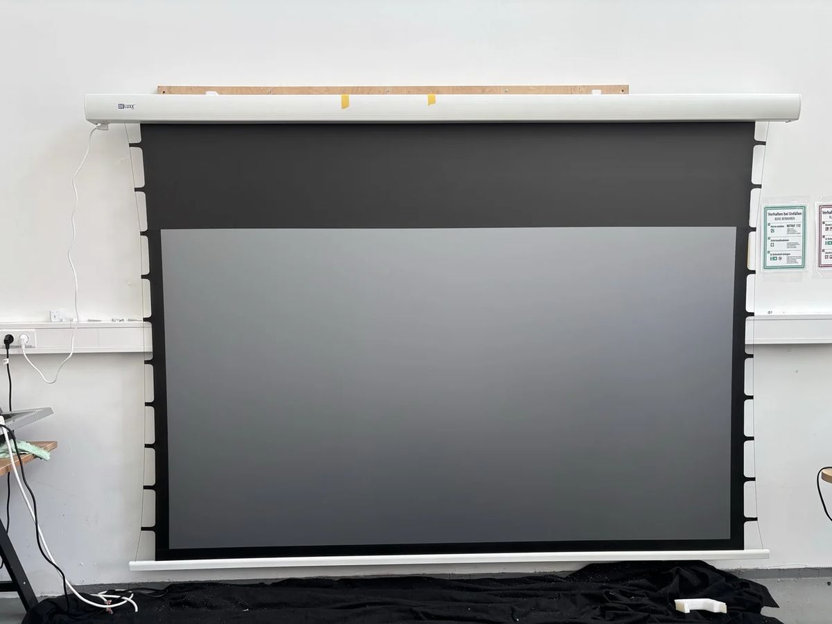 B-Ware DELUXX Cinema Electric Tension Screen Darkvision Motorleinwand 110 Zoll bei unserer Prüfung