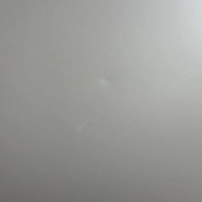 Kleine helle Druckstelle (Delle) im Tuch