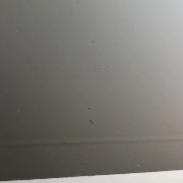 Kleine dunkle Kratzspuren im Tuch