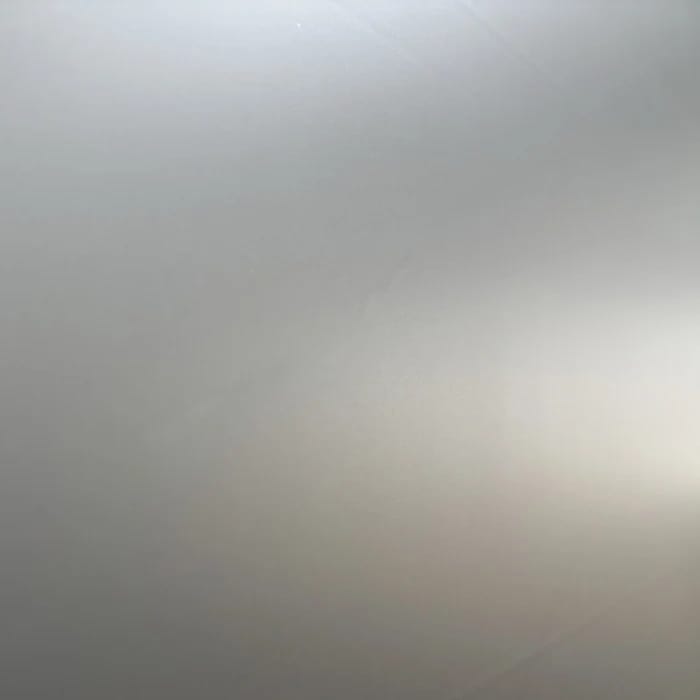 Diagonale Knicklinie im Tuch, die das Licht sichtbar bricht