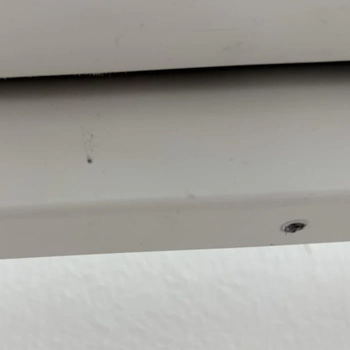Kleine Kratzer und Punkte an der Abschlussleiste