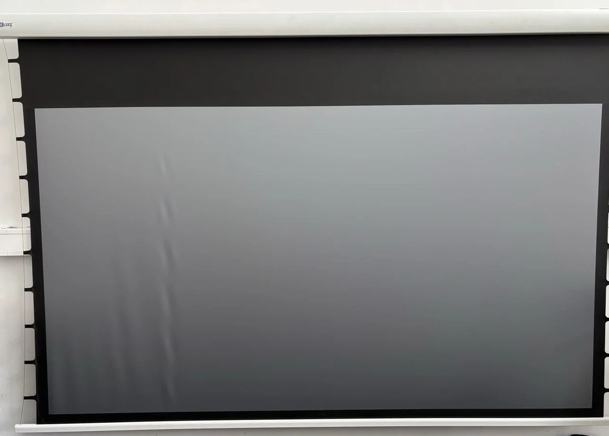 B-Ware DELUXX Cinema Electric Tension Screen Darkvision Motorleinwand 120 Zoll bei unserer Prüfung