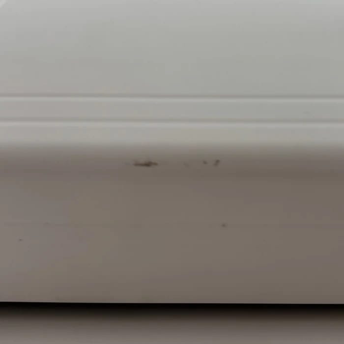 Kratzer mit leichter Verfärbung am Gehäuse