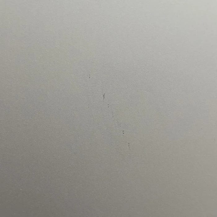 Kleine dunkle Punkte im Tuch