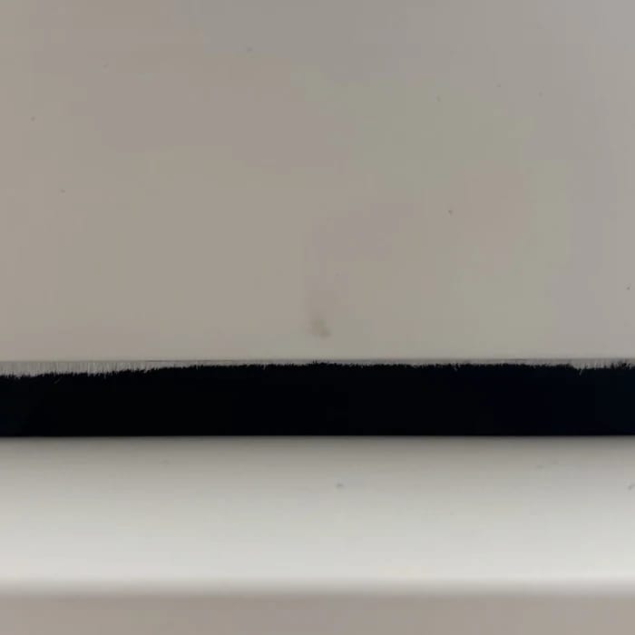 Kleiner Kratzer an der Unterkante des Gehäuses